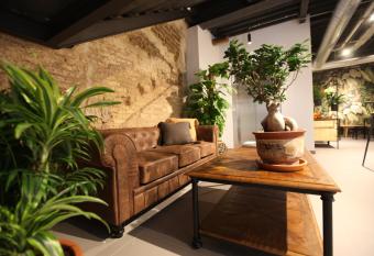 AZ The Botanic Hostel allows 18 year olds to book a room