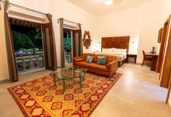 Plaza Chapala Hotel allows 18 year olds to book a room