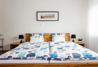 Apartm  ny u Kota  k   allows 18 year olds to book a room