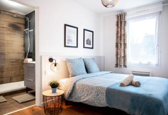 Chic & Cosy Appartement avec Terrasse, Parking Privatif has Balcony rooms