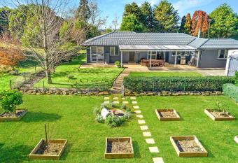 Lilyview Cottage - Robertson allows 18 year olds to book a room