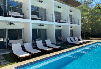 Ride On Beach House has Balcony rooms