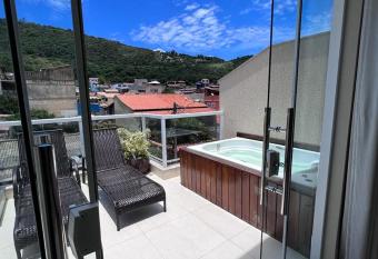 Pousada Arraial Tropical has rooms with a private hot tub