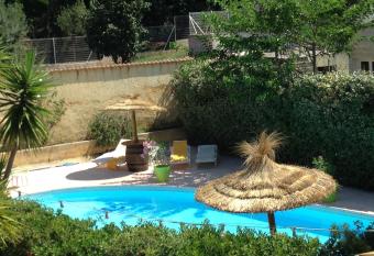 H  tel Les Mimosas allows 18 year olds to book a room