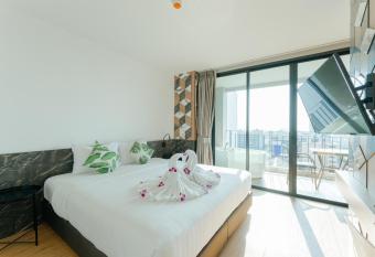 Sky Wave Patong has rooms with a private hot tub