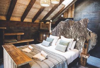 Les Mazots des F  es has Balcony rooms