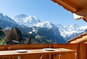 Chalet Aberot has Balcony rooms