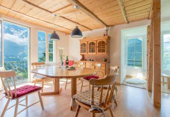 Chalet Hunnenfluh has Balcony rooms