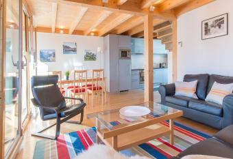 Chalet Roossi has Balcony rooms