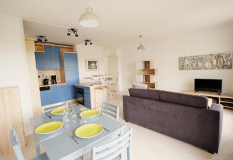 70 m2 avec Balcons et Parking allows 18 year olds to book a room