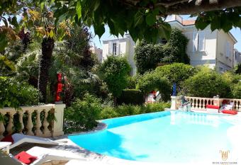 H  tel Sainte Val  rie Adults Only allows 18 year olds to book a room