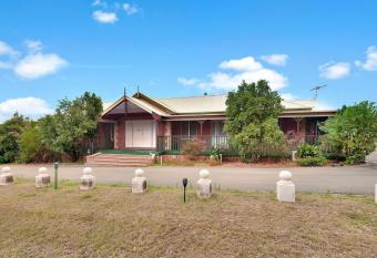 King Retreat Estate - you can honestly walk to Bimbadgen and Hope Estate concerts has Balcony rooms