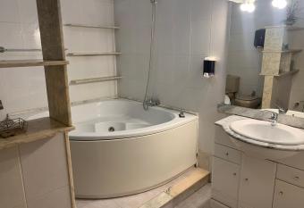 SunDos Feria Valencia has rooms with a private hot tub