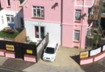 SINGER HOUSE BEACH , SLEEPS 6, self GARDEN Always Happy to Help you ,24 Hour Reception , PERFECT for the ELDERLY GROUND FLOOR LARGE GARDEN 2 BEDROOM APARTMENT, PRIVATE GATE & PRIVATE CAR SPACE & KITCHEN , LARGE WALK IN SHOWER , Opposite PAIGNTON PIER allows 18 year olds to book a room