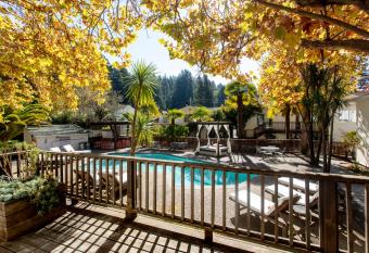 boon hotel + spa - adults only has rooms with a private hot tub