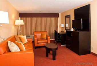 Greentree Hotel Phoenix West has rooms with a private hot tub