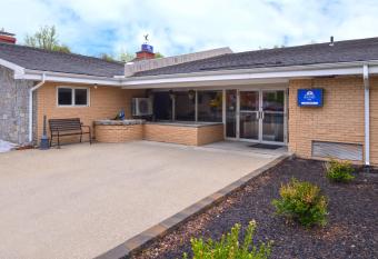 Motel 6 Putnam, CT allows 18 year olds to book a room