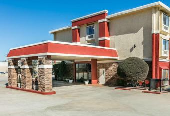 Ramada by Wyndham Oklahoma City Airport North has Smoking rooms