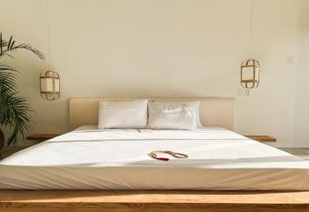 HOLA villas & lofts Uluwatu has rooms with a private hot tub