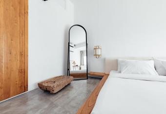 HOLA villas & lofts Uluwatu has rooms with a private hot tub