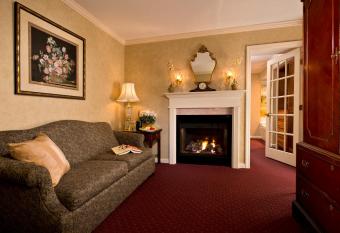 John Carver Inn & Spa has rooms with a private hot tub