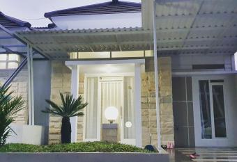 Villa B9us Batu has Balcony rooms