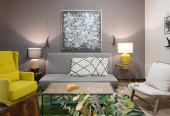 DE LA GUARDIA SUITE 1 has Balcony rooms