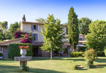 H  tel du Clos has Balcony rooms