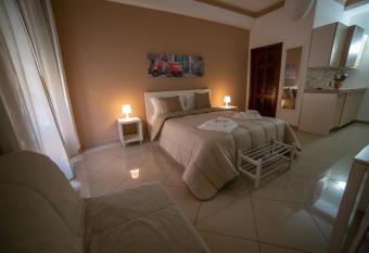 Antichi profumi allows 18 year olds to book a room