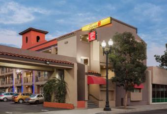 Super 8 by Wyndham El Cajon/San Diego has Smoking rooms