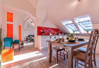 Luxury Paulay street Apartment has rooms with a private hot tub