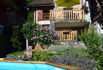 Autour du Soleil has Balcony rooms