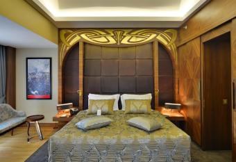 Warwick Ankara allows 18 year olds to book a room