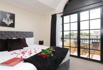 Ganesha Wellness Spa has rooms with a private hot tub