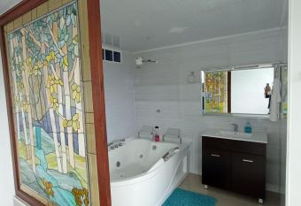 Paradise Lake Hotel has rooms with a private hot tub