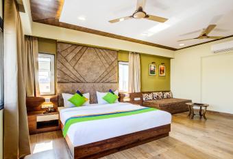 Treebo Premium Opulence Inn, Near City Palace has Smoking rooms