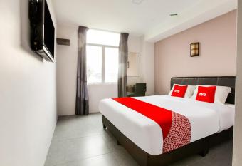 OYO 89631 988 Hotel allows 18 year olds to book a room