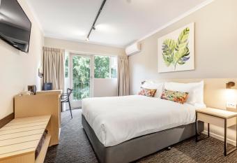 Nightcap at Findon Hotel has Balcony rooms