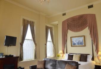 Geiser Grand Hotel has rooms with a private hot tub