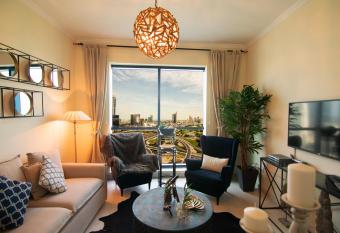 Lux BnB I X1 Tower I Golf Course & Sea Views has rooms with a private hot tub