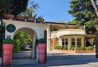La Villa Desenzano has Balcony rooms