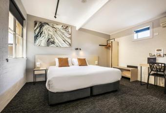 Nightcap at Colyton Hotel has Balcony rooms