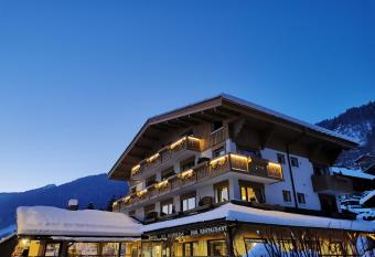 H  tel-Chalet Les Ecureuils Spa & Sauna has Balcony rooms