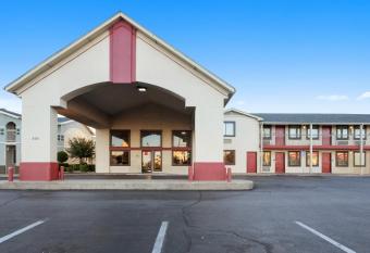 Red Roof Inn Oklahoma Airport     I-40 W/Fairgrounds has Smoking rooms
