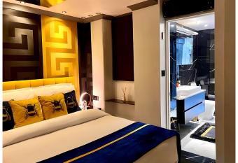 Exclusive Apartments South Kensington has Balcony rooms