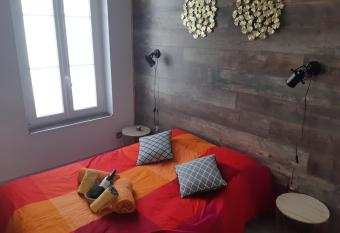 Bed and Breakfast P&P N  mes-Centre allows 18 year olds to book a room