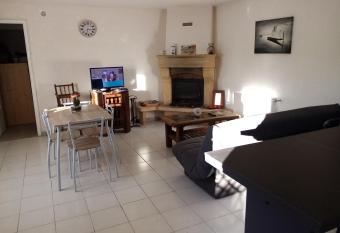 Chris et Lolo 84 allows 18 year olds to book a room