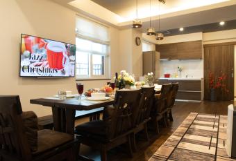 Miidokoro House Hotel has rooms with a private hot tub