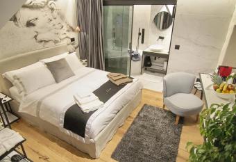 La Vita e Bella III allows 18 year olds to book a room