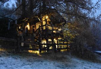 La Capanna sull albero de ilvillaggiodibaffy allows 18 year olds to book a room